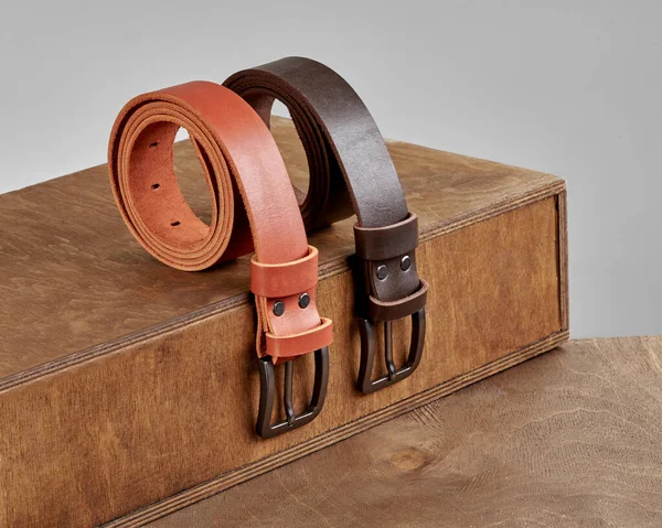Dos Cinturones Cuero Plegados Con Estilo Con Relieve Dad Hebillas Fotos de stock libres de derechos