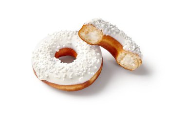 Kremalı iki tatlı çörek, beyaz vanilyalı krema ve pürüzsüz beyaz arka planda sunulan şeker parçacıkları. Popüler şekerlemeler