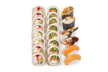 İki klasik susamlı uramaki dürümü, nigirzushi ve gunkan maki soslu, unagi soslu, beyaz Japon mutfağına izole edilmiş, lezzetli suşi.