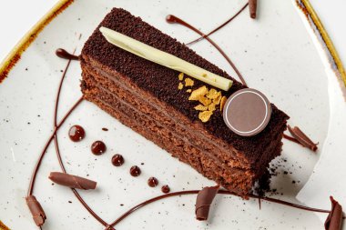 Tabakta çıtır çıtır çıtır çıtır sunulan ganache katmanlı yumuşak nemli çikolatalı sünger hamur işi. El yapımı şekerlemeler.