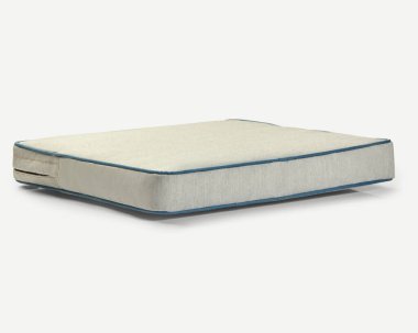 Mavi borulu yumuşak yatak yastığı, rahatlığı arttırır ve her yatağa biraz tarz katar.