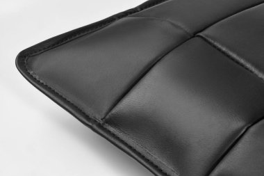 Detaylı dikişli siyah deri döşeme desenli, geometrik desenli