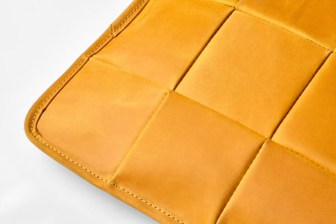 Hardal sarısı deri döşeme, işçiliğin altını çizmek ve dikiş.