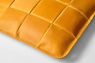 Hardal sarısı deri yastığın yakın çekimi görünür dikişler, renklendirmeler ve tasarım
