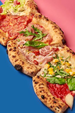 Çeşitli malzemelerle dört dilim lezzetli gurme pizza, görsel olarak çekici bir mutfak deneyimi yaratıyor.