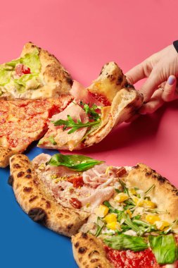 Çeşitli malzemelerle bir dilim pizza kapmak, canlı ve iştah açıcı bir mutfak deneyimi sergilemek.