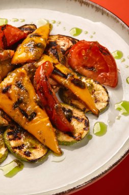 Tabakta pesto soslu ızgara sebzeler: kabak, dolma biber, domates ve mantar.