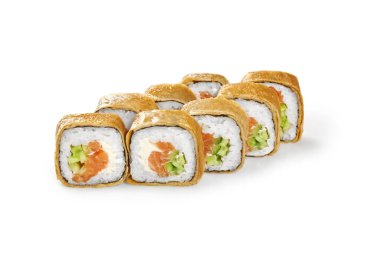 Somon, salatalık, krem peynir ve pirinçle dolu ince bir omlete sarılmış lezzetli suşi ruloları görsel ve lezzetli bir yemek oluşturuyor.