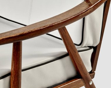 Şık ahşap kollukları ve beyaz deri döşemeleri sergiliyor, kaliteli işçiliği ve tasarımı vurguluyor.