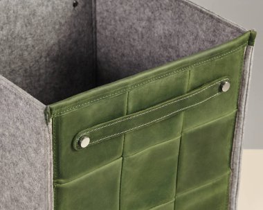 Süslü, yeşil, dokunmuş deri ve gri keçeli saklama kutusu, eşyaları düzenlemek için ideal.