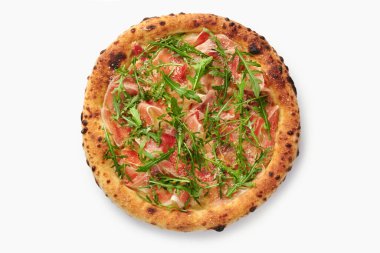 Parma jambonlu, roka ve beyaz arka planda izole edilmiş parmesan peynirli yuvarlak pizza.