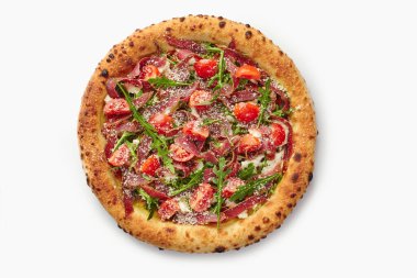 Bresaola, vişneli domates, roka ve parmesan peynirli iştah açıcı pizzanın muhteşem bir aşçılık şaheseri yaratması.