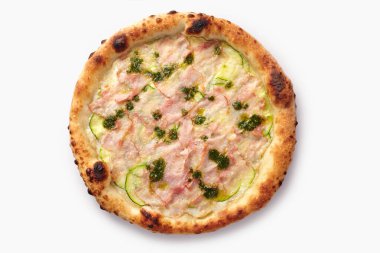 Pastırmalı lezzetli pizza, kabak, pesto ve beyaz arka planda erimiş peynir.