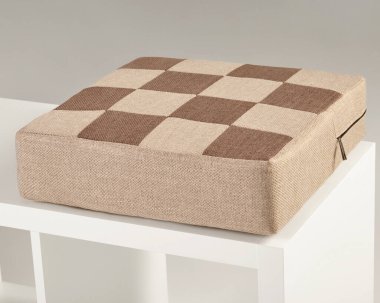 Kahverengi ve bej renkli rahat koltuk minderleri rahat ve şık bir oturma çözümü sağlar