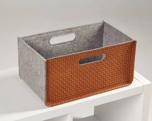 Şık dokunmuş deri ve beyaz bir rafta duran depolama kabını hissettim. Modern uzay düzenlemek için mükemmel.