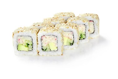 Lezzetli taze California uramaki suşisi susam tohumları, yengeç eti, avokado ve beyaz arka planda duran salatalıklı.