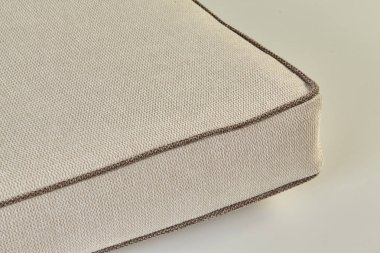 Kahverengi borulu bej kumaş yastık, kaliteli döşeme ve detaylara dikkat