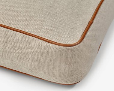 Kahverengi deri borulu bej kumaş, kaliteli işçilik ve detaylara dikkat.