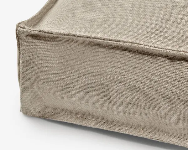 Görünür doku ve dikişli bej kumaş doğal ve davetkar bir his yaratır.