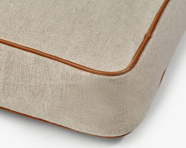 Kahverengi deri borulu bej kumaş, kaliteli işçilik ve detaylara dikkat.