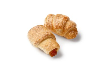 Rugelach hamur işleri granüle şeker serpiştirilmiş. Çerçeveyi parlak beyaz bir zemin üzerine dolduruyor.