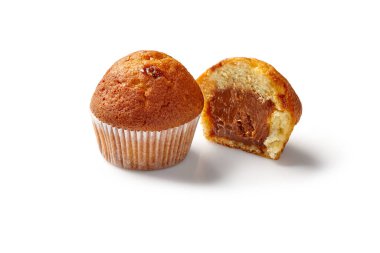 Lezzetli kekler beyaz arka planda kremalı çikolatalarını gösteriyor.