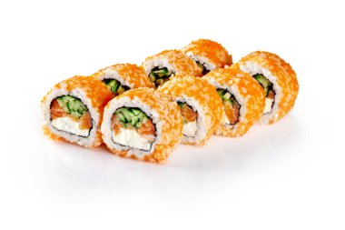 Beyaz arka planda somon, salatalık ve krem peynir içeren tobiko havyarlı Kaliforniya uramaki dürümü