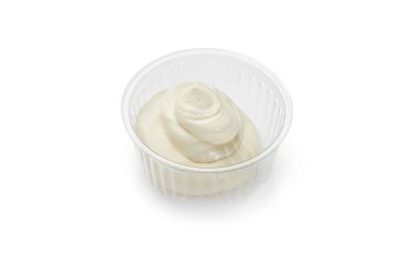 Küçük plastik bir kapta mayonez sosu. Patates kızartması daldırmak ya da sandviç yapmak için birebir.