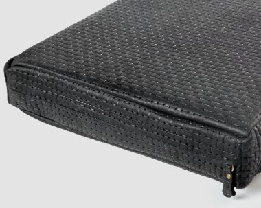 Örgü desenli siyah deri evrak çantası, işçiliği ve zarif tasarımı vurguluyor.