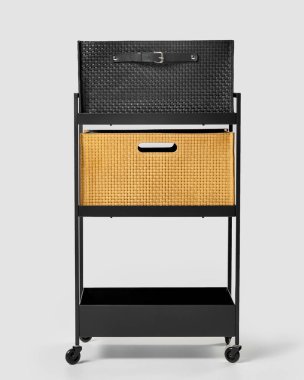 Giysileri ve aksesuarları düzenleyen, iç tasarımda düzen ve işlevselliği destekleyen dokuma sepetli şık bir tekerlekli araba.