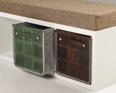 Modern bir banka işlevsellik ve estetik cazibe katan şık depolama kutuları