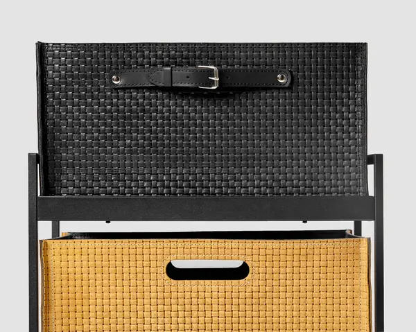 Metal çerçeveli dokuma deri kutular, organize ve modern ev alanları yaratıyor.