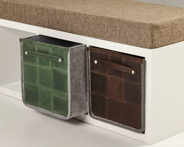 Modern bir banka işlevsellik ve estetik cazibe katan şık depolama kutuları