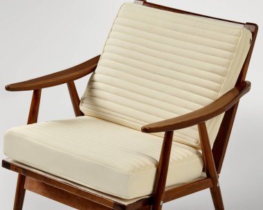 Yüzyılın ortalarında, içinde krem rengi yastıklar ve parlak ahşap bir çerçeve bulunan, rahat ve zarif mobilya tasarımını temsil eden modern koltuk.