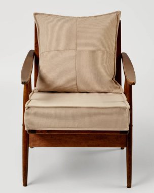 Bej renkli kadife yastıklı rahat modern koltuk ve beyaz arka planda yastık, rahat bir oturma odası için mükemmel.