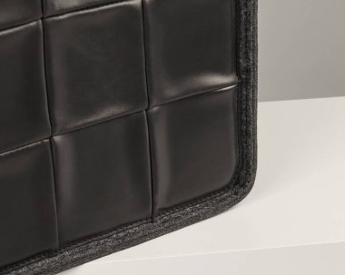 Gri kumaş kenarlı, kaplamalı modern tasarım ve desenli siyah deri kaplama.