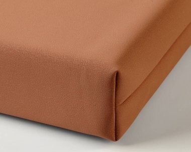 Açık kahverengi deri döşeme, ayrıntılı dikişleri ve desenli yüzeyi vurguluyor.