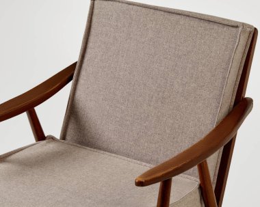 Ahşap çerçeveli ve yumuşak bej döşemeli rahat modern koltuk şık bir oturma çözümü sunar.