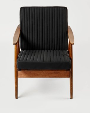 Beyaz arka planda ahşap bacakları olan, iç tasarım projeleri için mükemmel, rahat siyah bir koltuğun stüdyo çekimi.