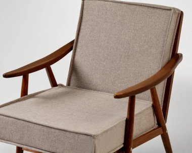 Yüzyılın ortalarındaki şık modern koltuklar gri döşemeleri ve parlak ahşap çerçeveleriyle rahat koltuklar sunuyor.