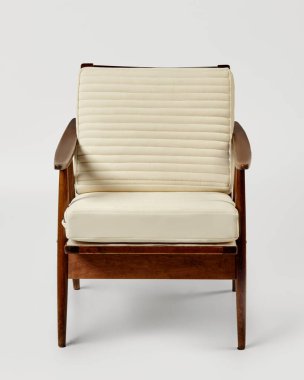 Beyaz yastıklar ve ahşap çerçeve içeren, orta-yüzyıl modern tasarımı temsil eden şık klasik koltuk.