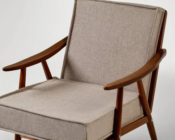 Yüzyılın ortalarındaki şık modern koltuklar gri döşemeleri ve parlak ahşap çerçeveleriyle rahat koltuklar sunuyor.