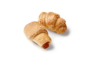 Rugelach hamur işleri granüle şeker serpiştirilmiş. Çerçeveyi parlak beyaz bir zemin üzerine dolduruyor.