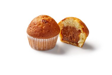 Lezzetli kekler beyaz arka planda kremalı çikolatalarını gösteriyor.