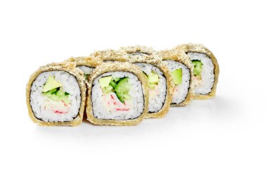 Yengeç, avokado ve salatalıkla dolu nefis tempura uramaki suşi ruloları, baştan çıkarıcı bir mutfak deneyimi yaratıyor.