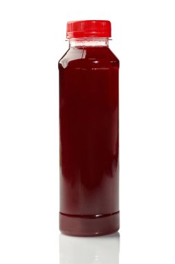 Beyaz arka planda izole edilmiş kırmızı kiraz suyu içeren plastik bir şişenin stüdyo çekimi.