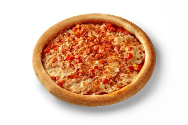İçinde erimiş peynir ve doğranmış domates bulunan taze pişmiş pizza, baştan çıkarıcı bir mutfak lezzeti yaratır.