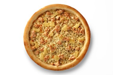 Somon, ananas ve kremalı beyaz soslu lezzetli bir Hawai pizzasının beyaz arka planda servis edildiği en iyi manzara.