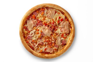 Kabuklu, eritilmiş peynirli, pastırmalı, salamlı, kırmızı biberli ve soğanlı yuvarlak pizza büyüleyici bir görüntü yaratıyor.