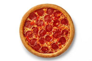 Domates dilimli yuvarlak pepperonili pizza beyaz arka planda leziz peynirli dokular gösteriyor.
